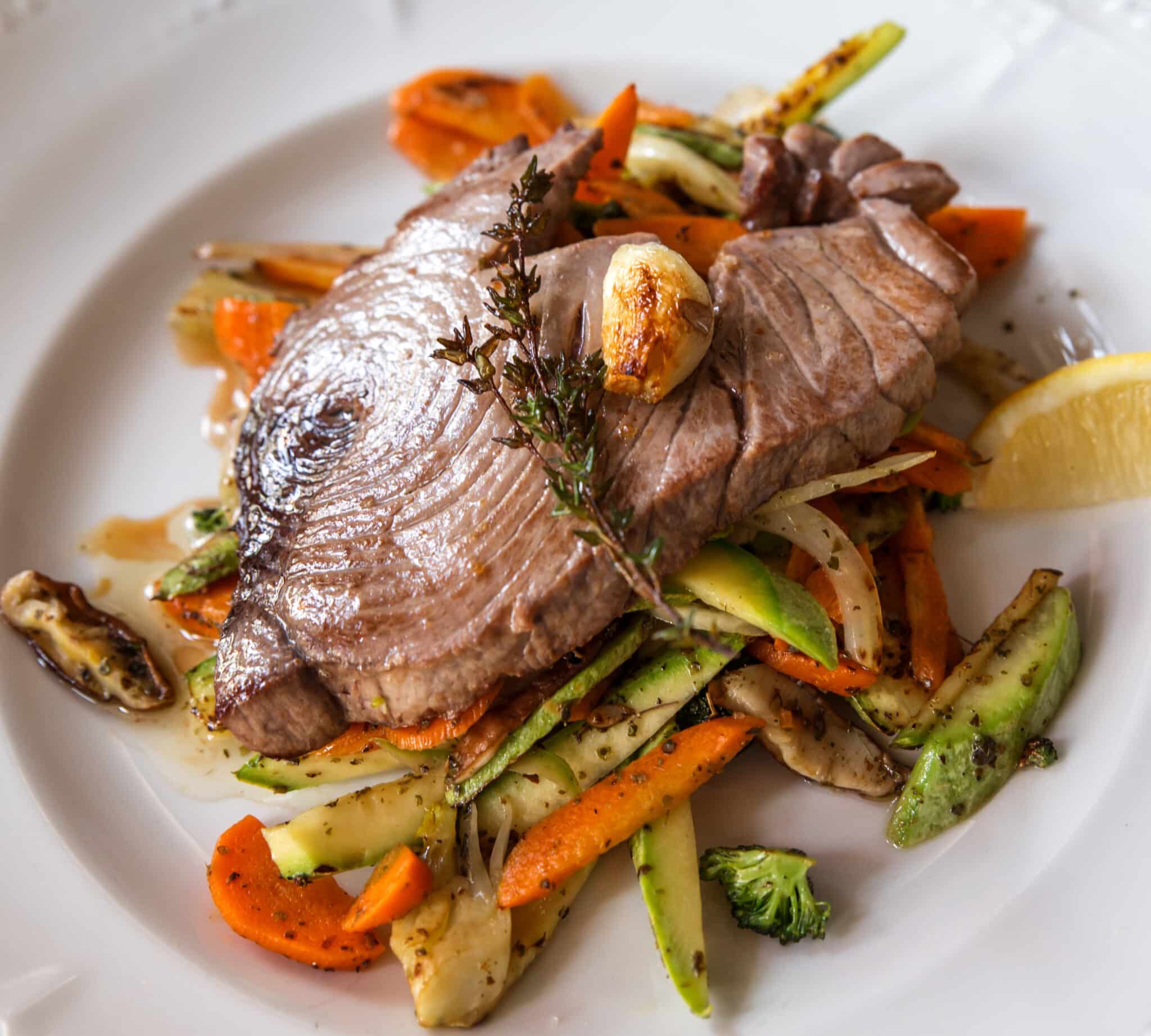 Grilled tuna steak with vegetables - Congelados Apolo